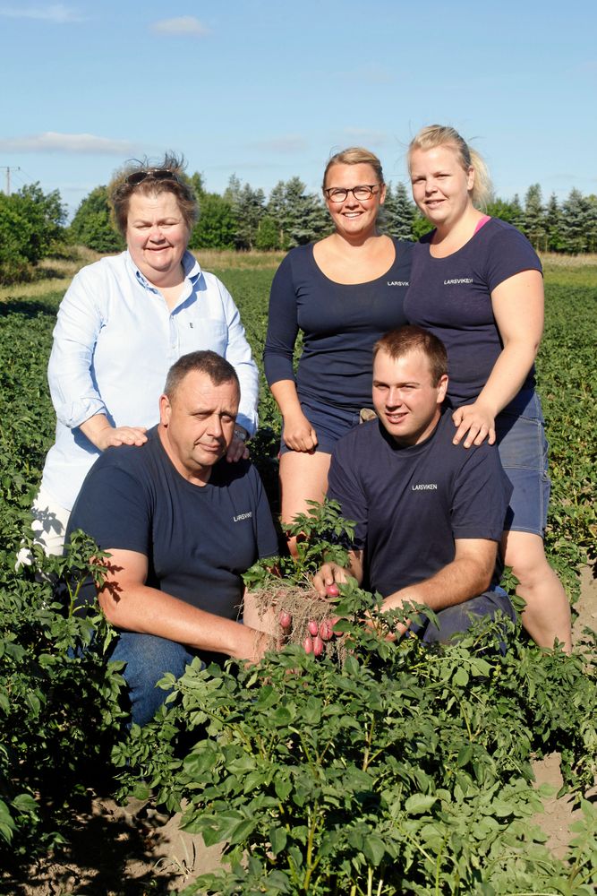 Det är som ett kall att vara lantbrukare, säger familjen Larsson Persson. Bakre rader från vänster Bitte, Katarina, Karin. Främre raden från vänster Bertil och Nils.