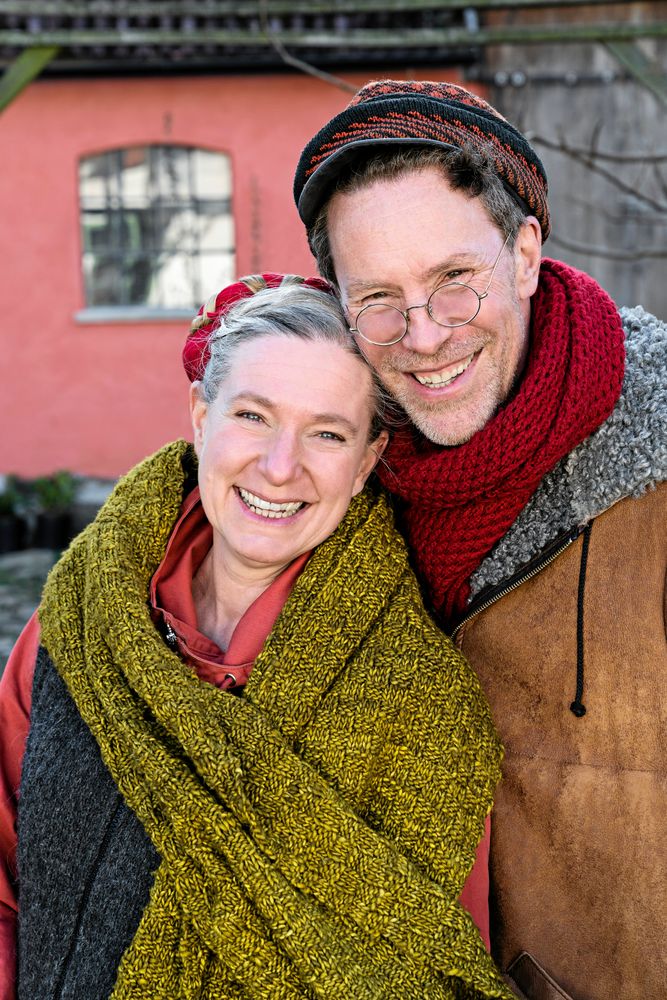 Marie och Gustav gläds åt att bli mormor och morfar nu när deras första barnbarn föds.