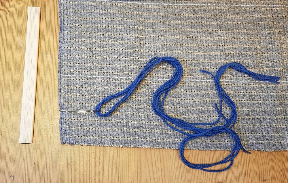 Första stygnet. Börja från vänster om du är högerhänt.