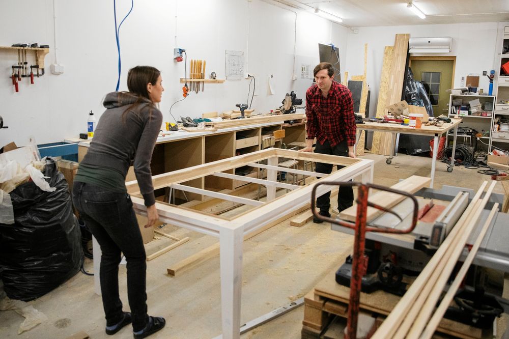 Både Therese och Andreas gillar att snickra och renovera, här bygger de ett nytt spelbord.