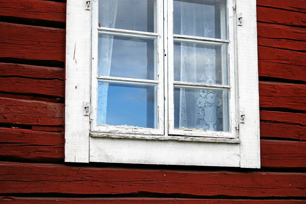 En liten lucka ser inte mycket ut men när sommarens regn kommer lägger sig fukten där.