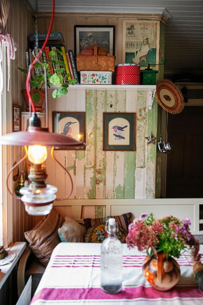 Tidstypisk stil för torpet som byggdes 1911. Pärlsponten med spår av tidigare ägare är kvar.