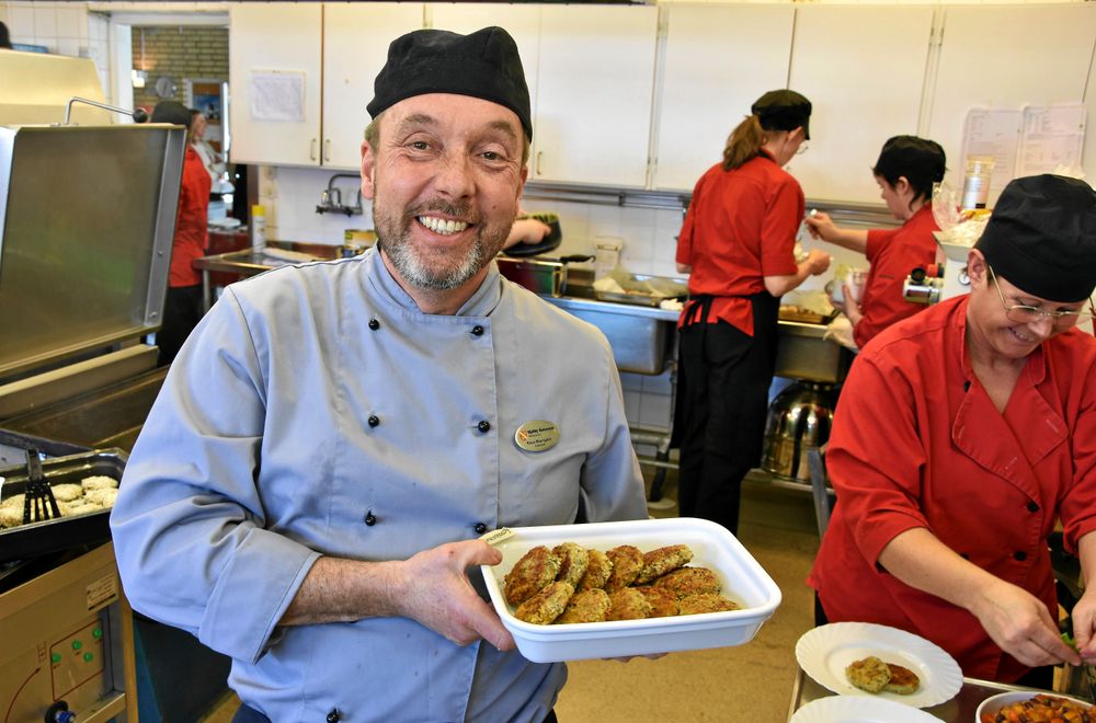 "Mjölnarbiff från Salvetorp", så kallar Klaus Rinnegård, kökschef i Mjölby kommun, sina biffar gjorda på åkerböna.