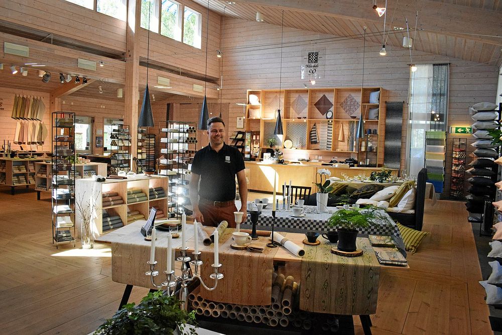 Butiken är numera riktigt stor och det kommer tusentals med besökare varje sommar.