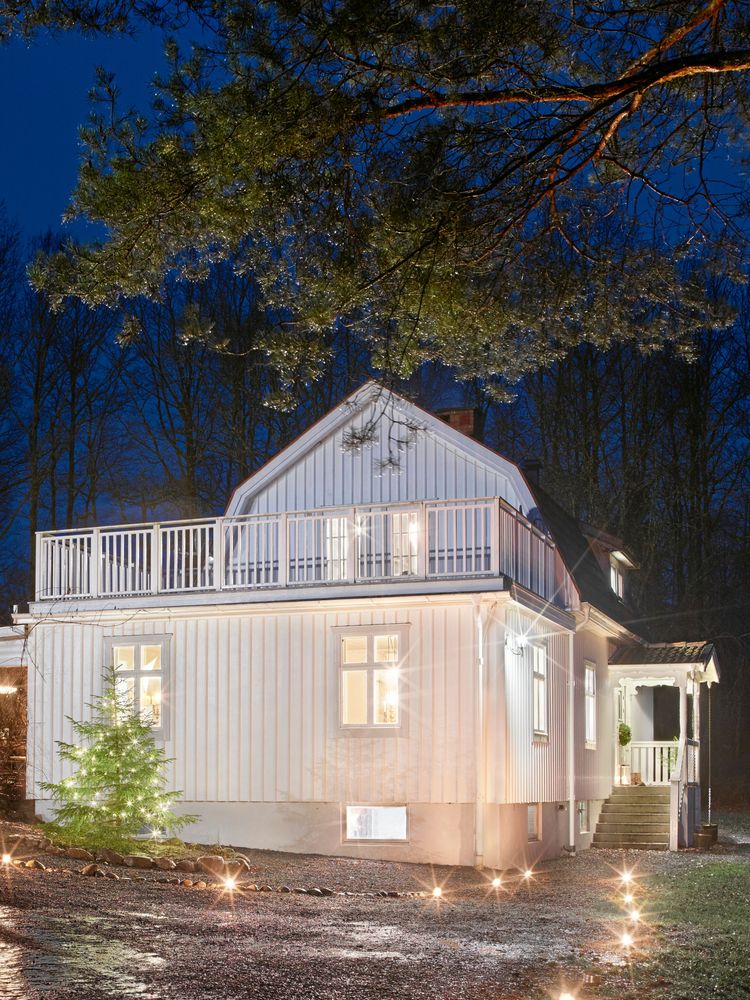 Regnet har frusit till is och bildat kristaller där ljuset från ljusslingor och tända marschaller reflekteras.