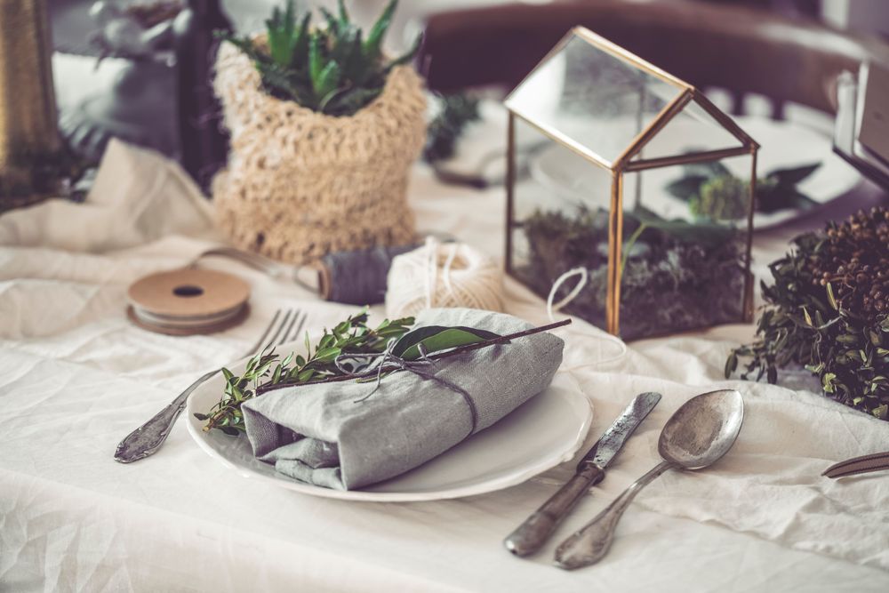 Försök att hitta linnedukar och linneservetter till din bröllopsmiddag – det finns få material som känns och ser så gedigna ut som linne. Och bry dig inte om att stryka det. Ju skrynkligare desto vackrare.