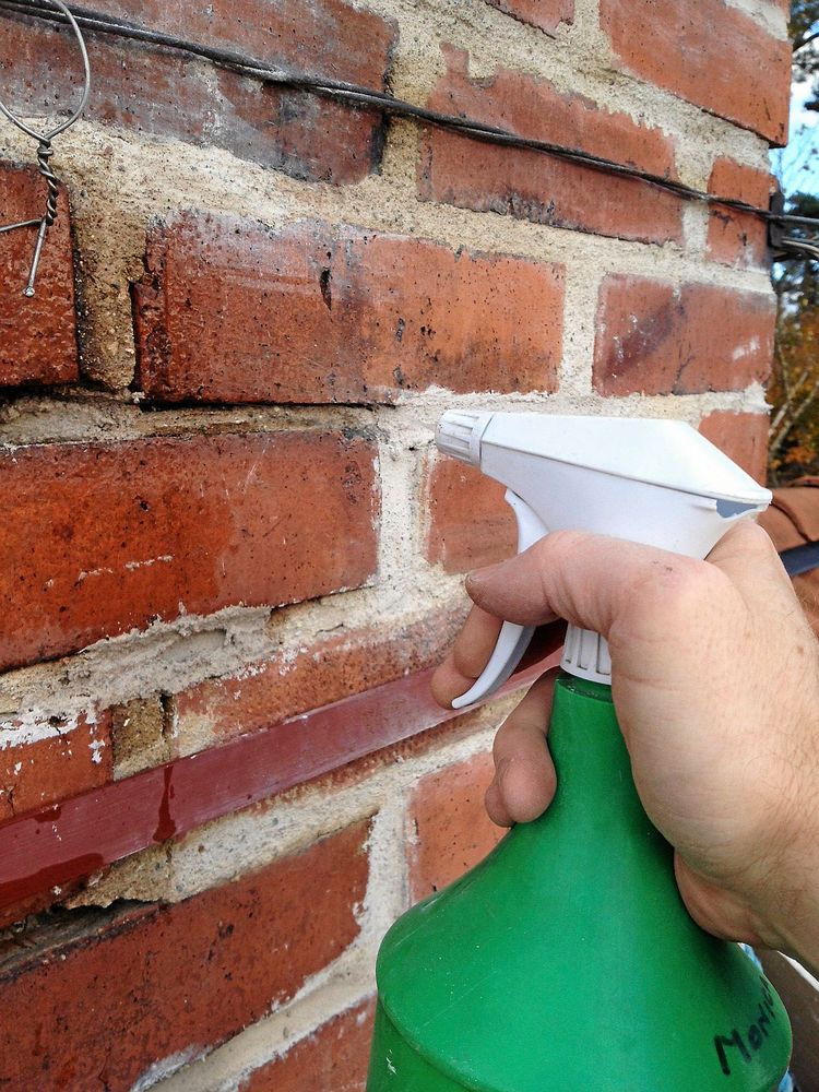 Vattna noga så fäster fogen.