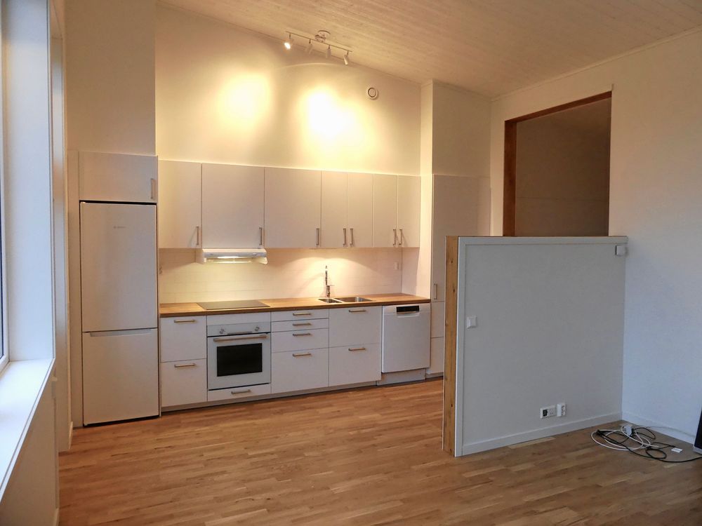 Det är högst i tak i köket sedan sluttar taket lite ned vid vardagsrummet. Christoffers egen konstruktion för att få mycket rymd och att snö och väta ska rinna av.