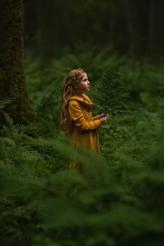 Skogen ger bilderna rätt magi med sina dova färger oh milda ljus.