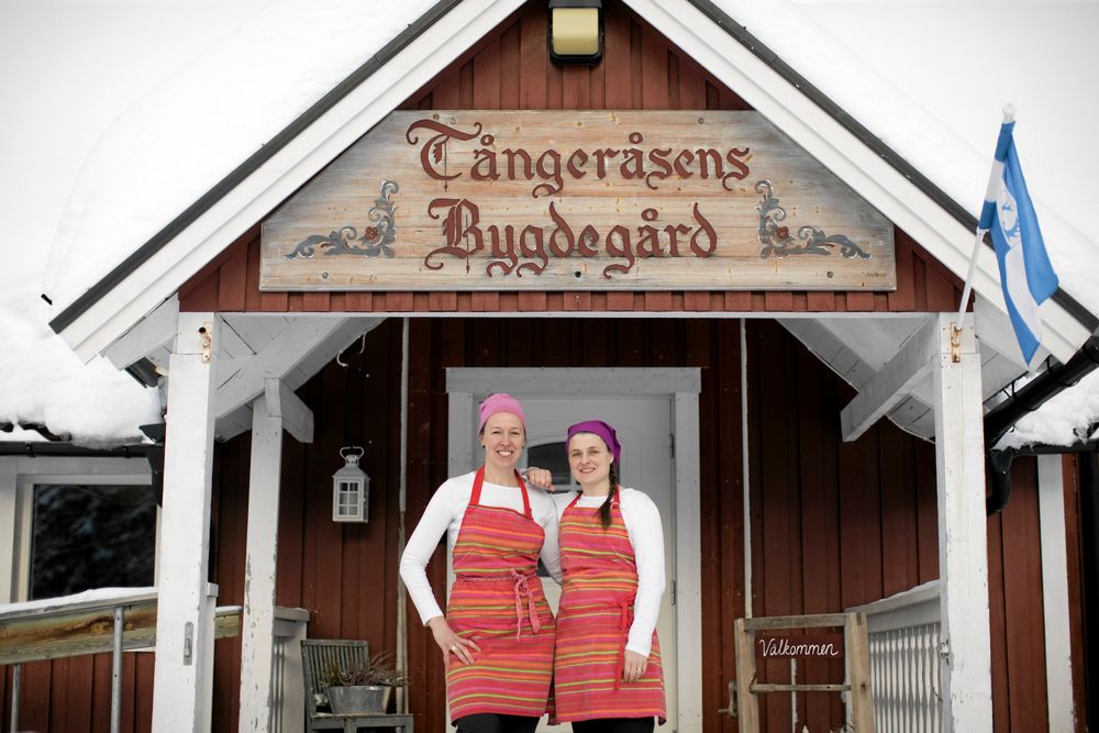 Ulrika och Madeleine utanför bygdegårdens kök, som är hjärta i både byn och i deras företag.