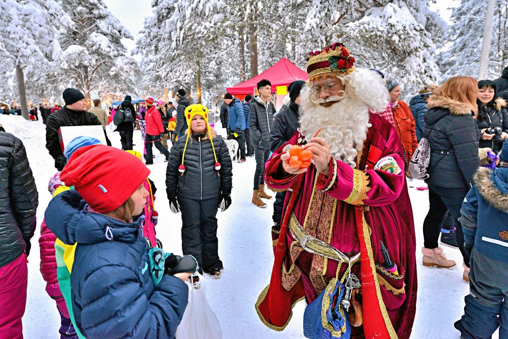 Barn och vuxna gladdes av tomtarnas närvaro på Gällivare julmarknad.