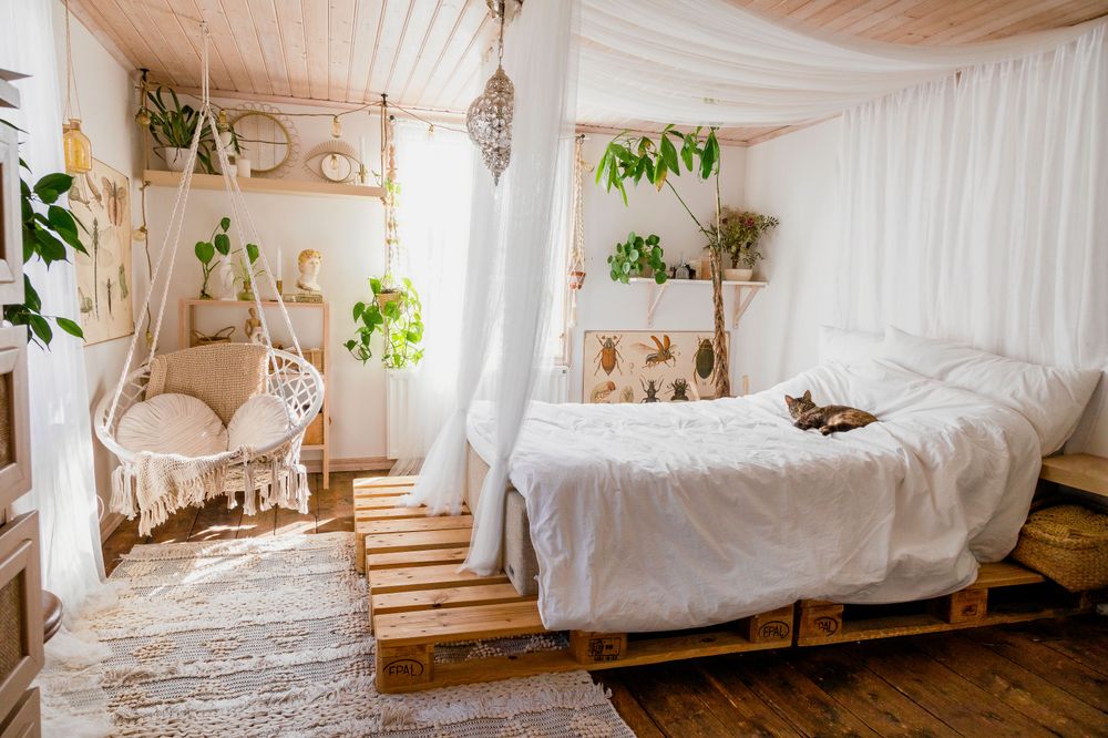 I Per-Eriks och Sofias sovstuga i den gamla verkstaden flödar det av ljus.