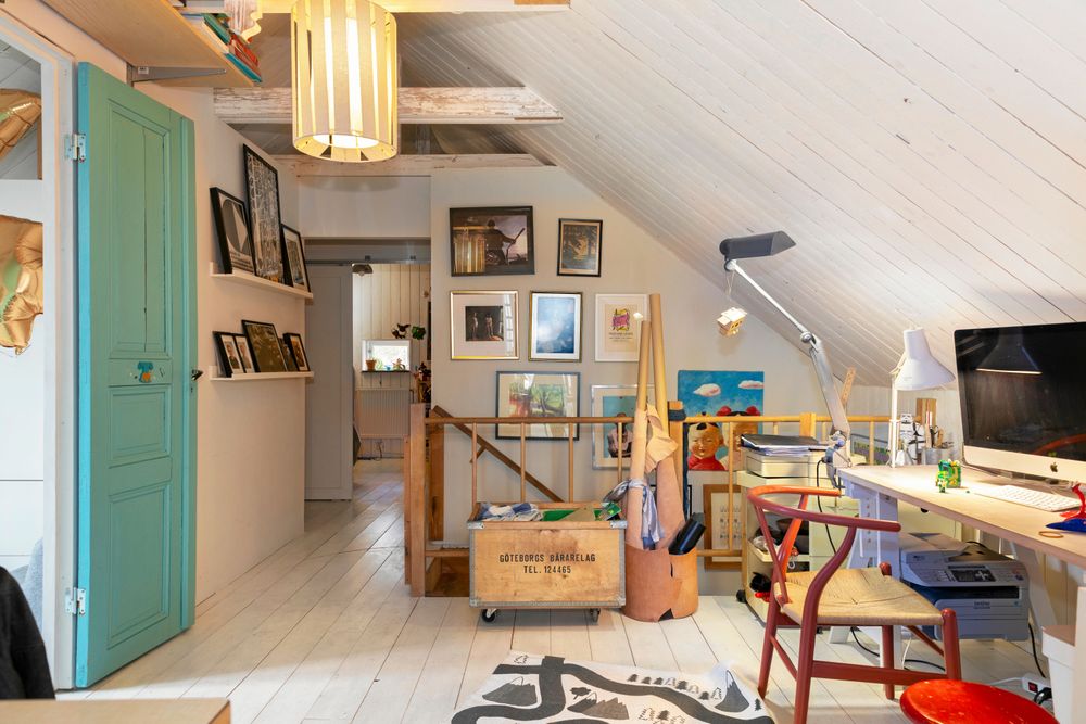 På övervåningen finns detta funktionella och lekfulla arbetsrum för både stora och små.