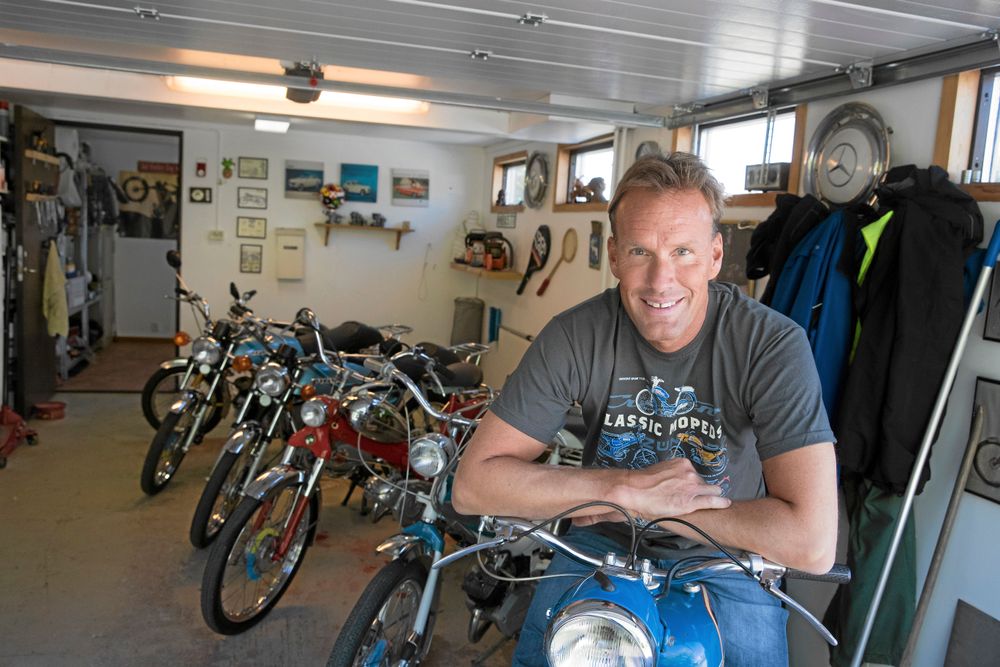 Lars passion är att hitta äldre mopeder som han sedan får renovera och tillbringar åtskilliga timmar i parets garage. Det finns hela tiden något som behöver fixas.
