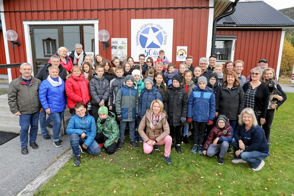 En barngrupp i Kärrsjö där Hoppets Stjärna har arrangerat lägerverksamhet sedan 1970.