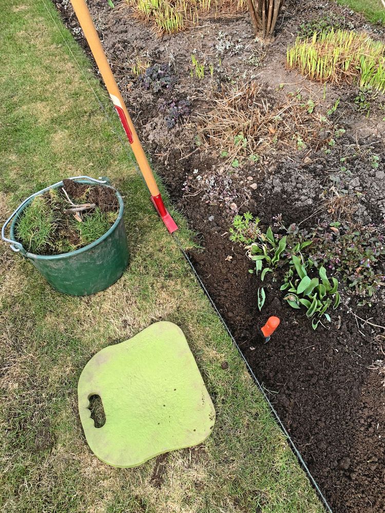 Kanterna skärs rena och Håkan slösar inte med jorden. Bara rötter och gräs hamnar i komposten.