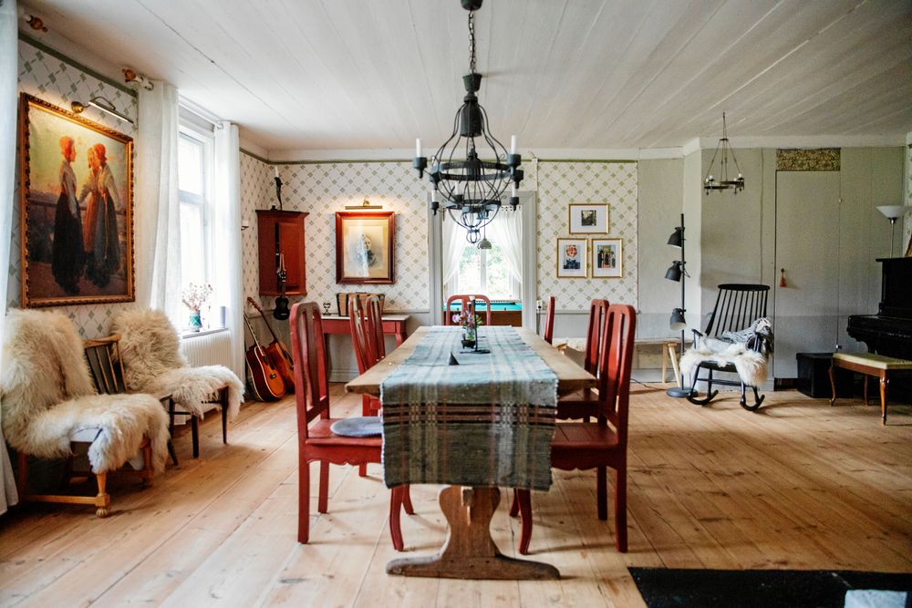 Ett av de enorma sällskapsrummen i Täppans gård, med rejäla, flera hundra år gamla golvbrädor.