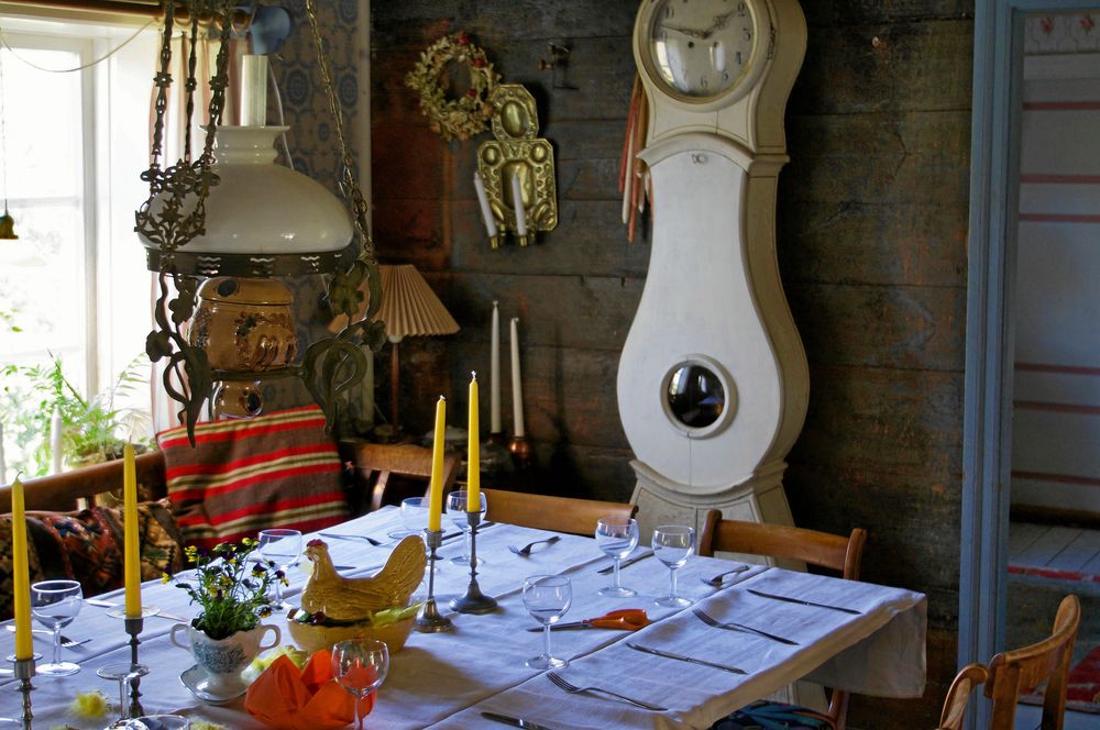 I påskas samlades familjen för middag på gården.