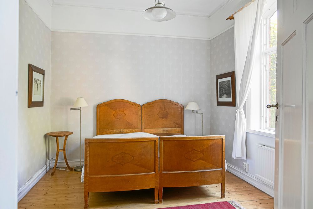 Det finns upp till åtta sovrum i fastigheten.