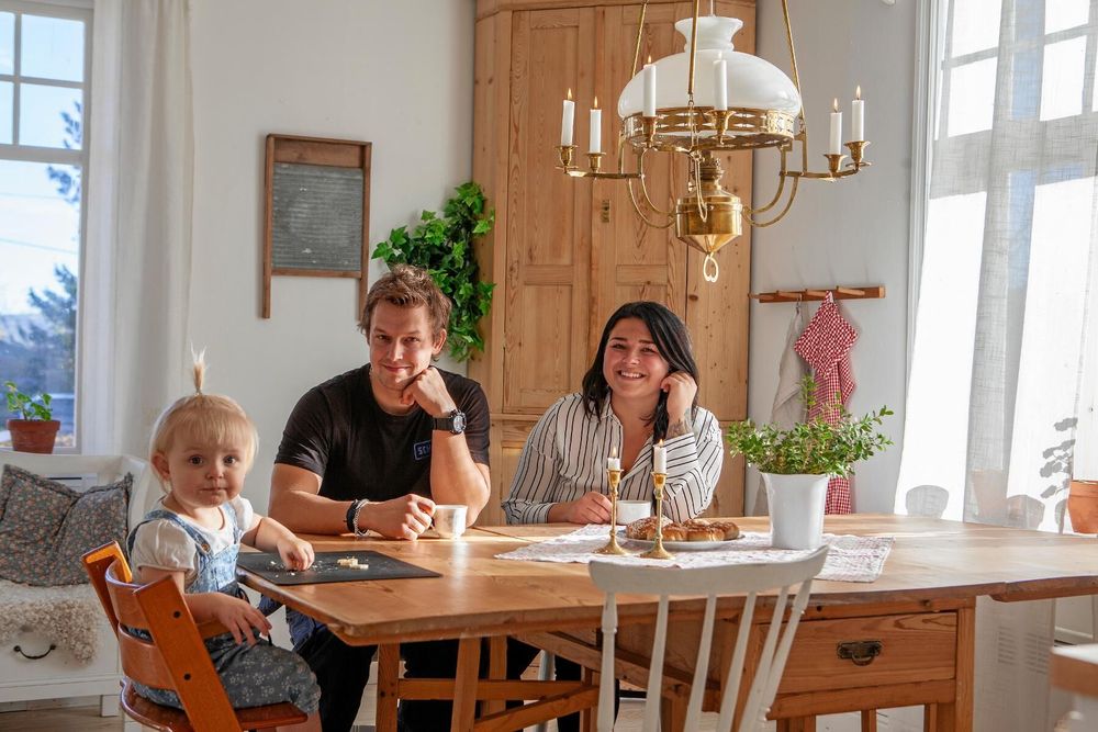 Familjemys i det rymliga köket, som är en samlingspunkt i huset med flödande dagsljus från de stora fönstren.