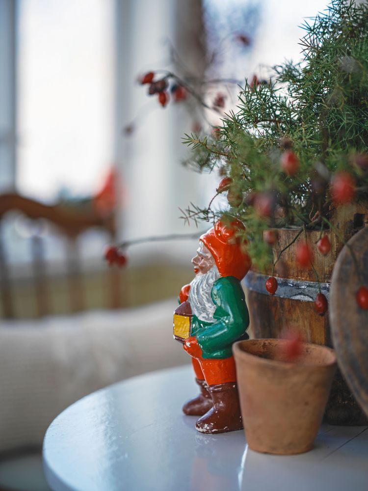 En lite bister keramiktomte ned över 70 år på nacken, ger gammaldags julstämning.