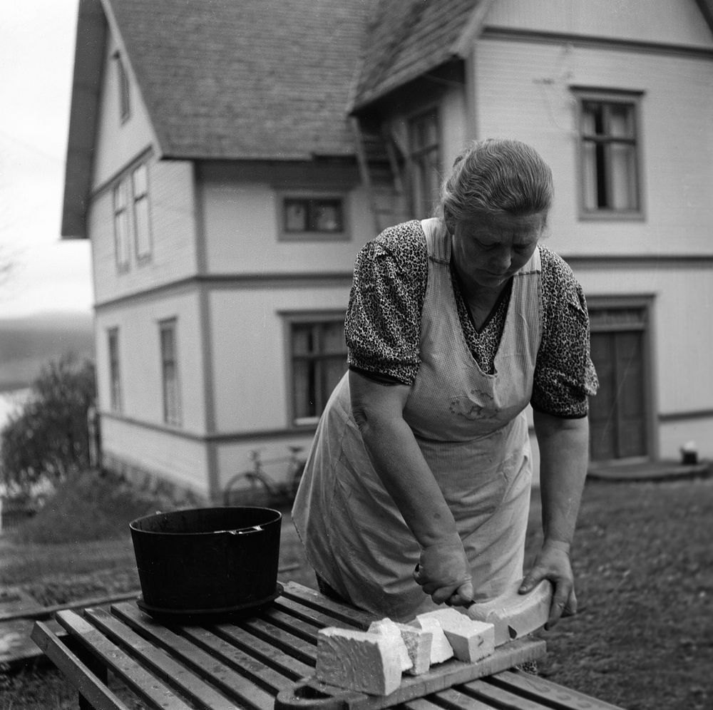 I byn Näs utanför Örnsköldsvik tillverkar Anna Karlsten tvål av tillvaratagit fett från avfall och från slakt. Under kriget var tvål en ransonerad produkt. (1942)
