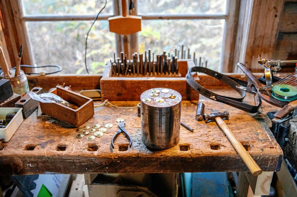 Lennarts verkstad där han stansar ut knappar till folkdräkter som Mona syr.