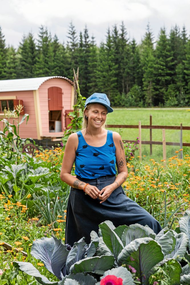 Kålen och kepsen är Majas favoriter i grönsakslandet. ”En fungerande jordkällare är värdefullt. Vi har ont om frysplats och lagrar kål, lök, potatis och morötter till vintern” säger hon.