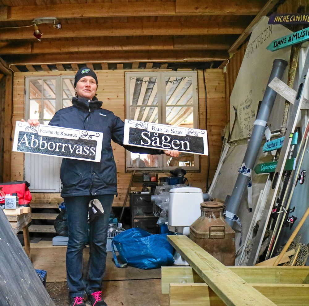 – Vi gillar återbruk och mycket av porslinet och möblerna till bistron har vi fått av grannar. Och en kompis är jätteduktig på att göra skyltar, säger Cilla Heurlin.