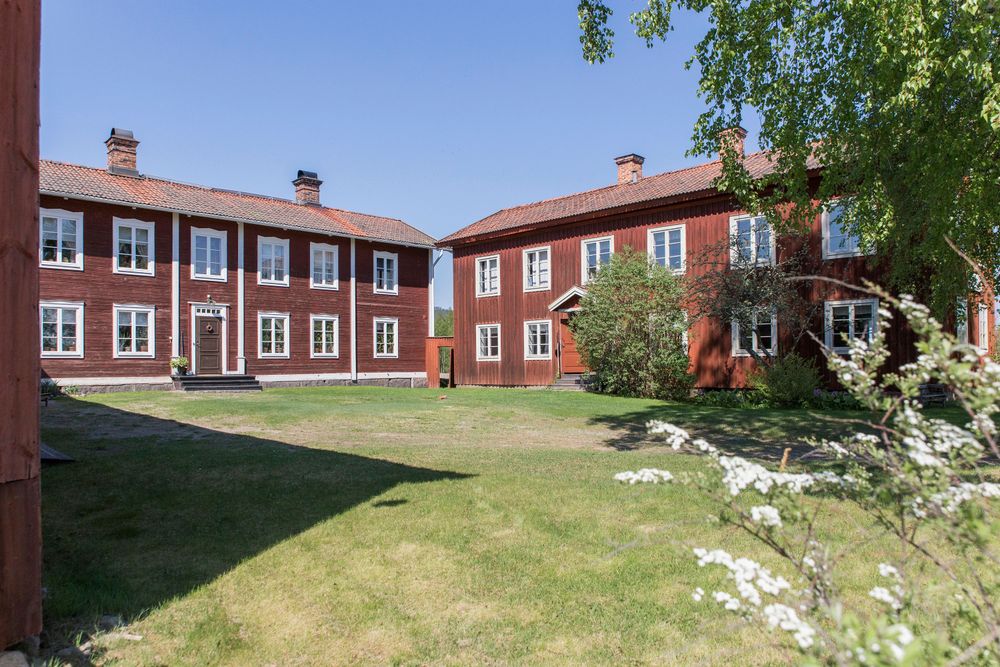 Gästgivars är en välbevarad gårdsmiljö med gamla anor och har en lång tradition som hemslöjdsgård.