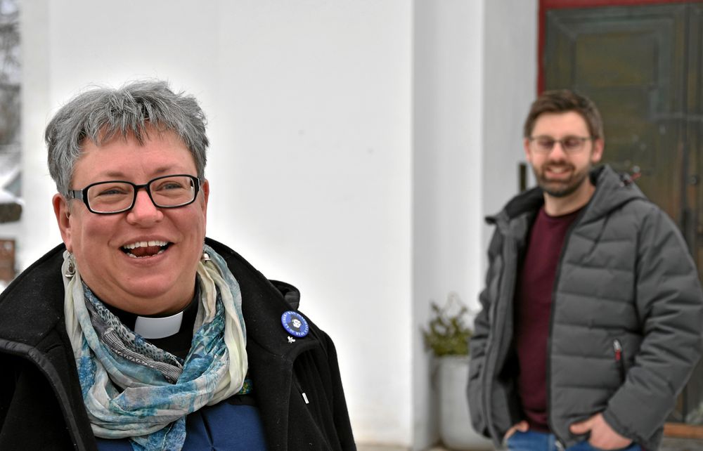 Kyrkan här är tillgänglig på många sätt, menar kyrkoherden Agneta Karlsson och församlingsaktive Fredrik Gulliden. Till Kyrkans hus kommer det runt 1000 personer i veckan, i en stad med 8000 invånare.