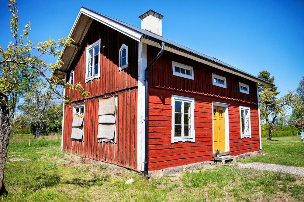 Gammelhuset är slitet och med trasiga fönster men tack vare bra tak, inte ruttet