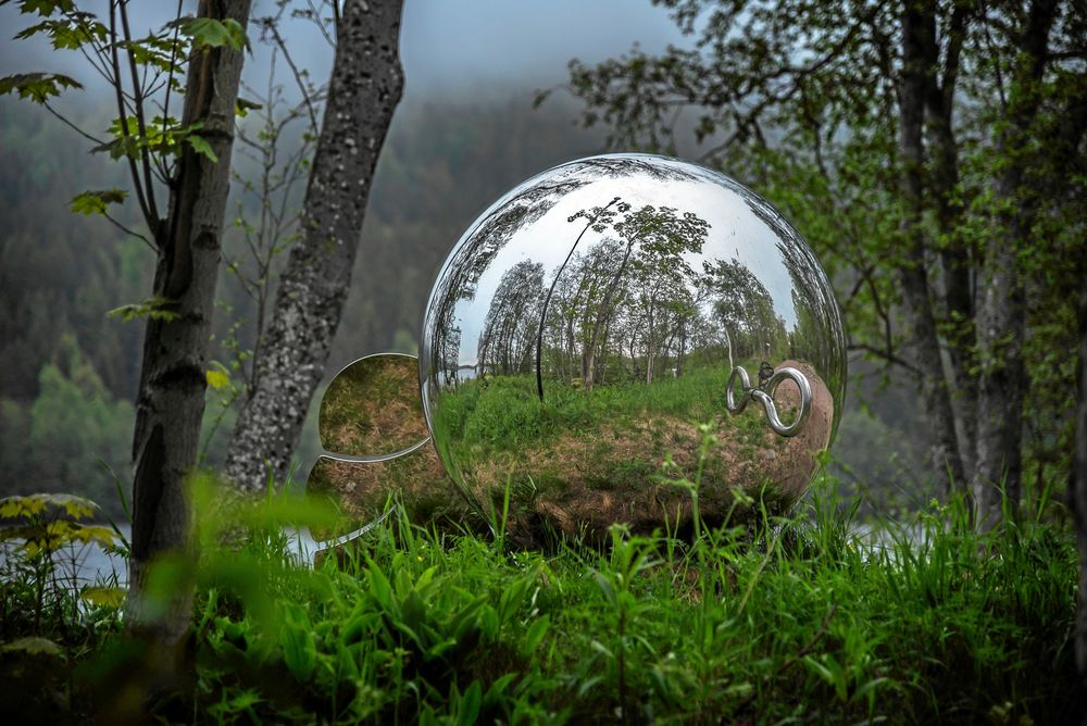 Helena Byströms konstverk heter Libjiesbåaol (boll på samiska) och är placerat i Herrgårdsparken i Köpmanholmen. Det knyter an till en gammal samisk bosättning på platsen.