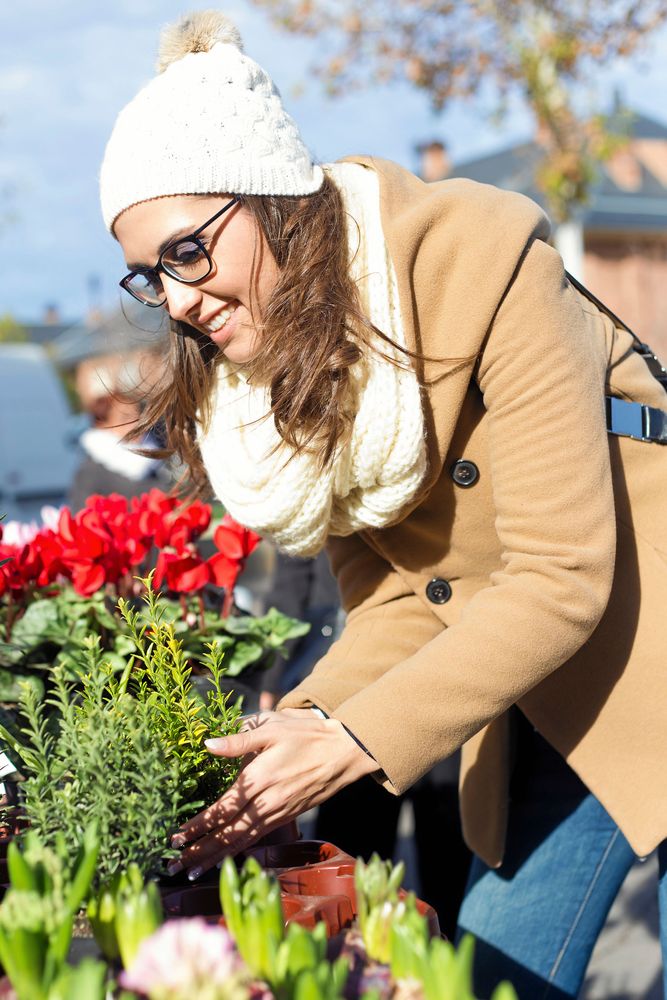 Att ge blommor är nyttigt också för den som ger, det syns på leendet.