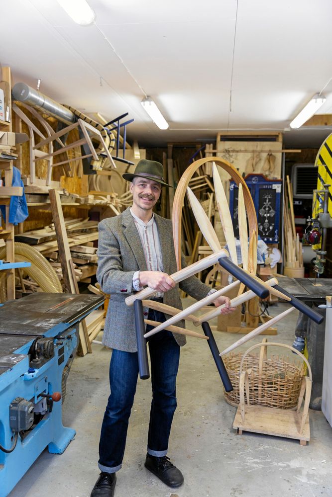 Alm, ask och ek är Fredriks favoritträslag. Ofta blandar han i en och samma stol.