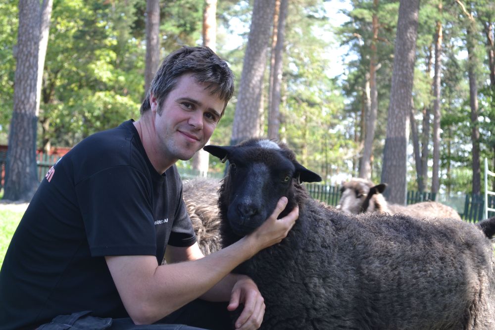 Innan Jimmy Fredriksson började som djurskötare i Lillskogen jobbade han med mjölkkor och på grisgård.