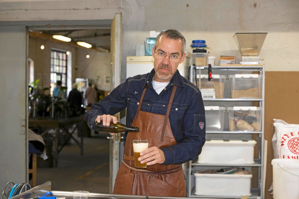 Ölbryggare Anders Nilsson ser till att ölen görs lokalt för alla gäster.