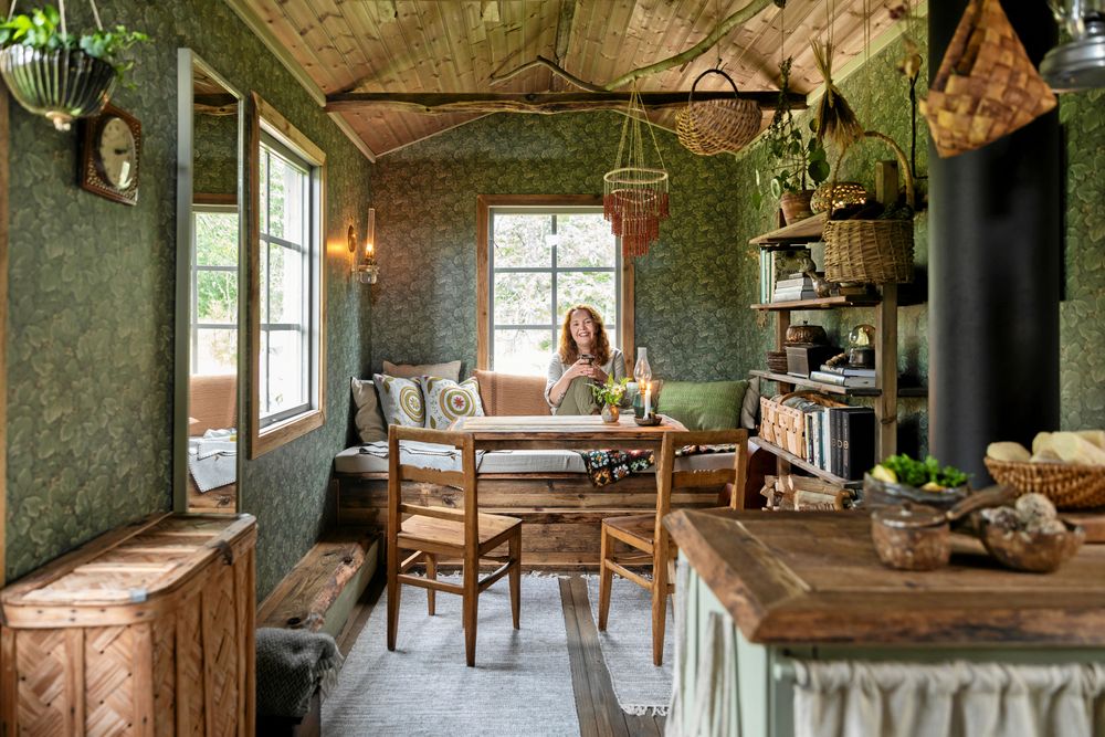 Kökssoffa, bord och hylla, är platsbyggda av Paula och hennes pappa. Vadmalen har hon själv vävt och växtfärgat med krapprot och lökskal.