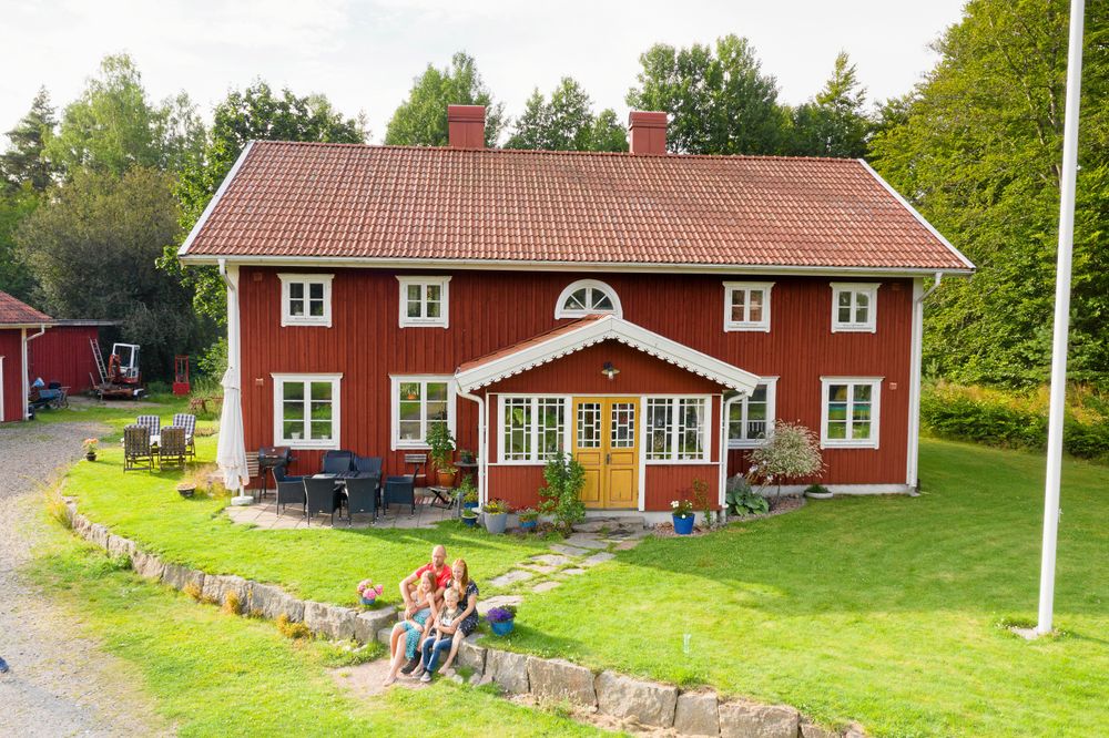 Huset smälter in väl i den småländska by Lidhult, byggt med inspiration.