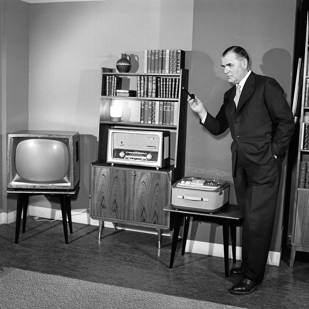 All den senaste elektroniken är på plats i vardagsrummet. Tv, en rejäl radio och rullbandspelare. (1950-tal)