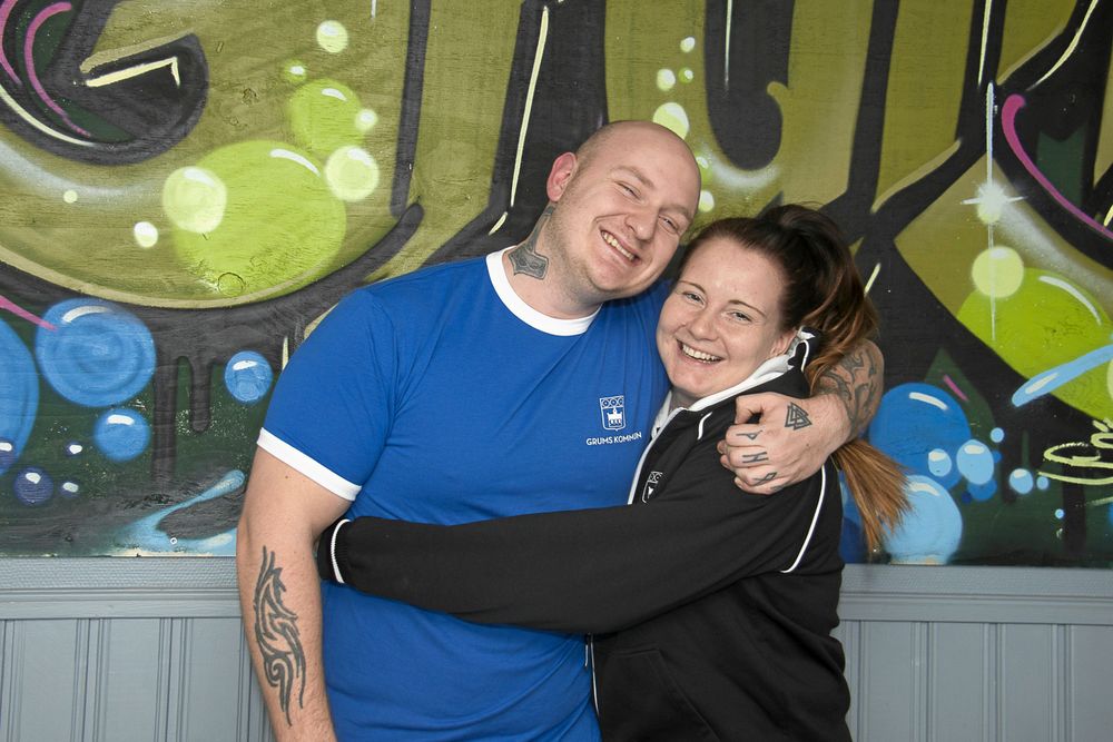 Personalen på fritidsgården i Grums, Tobias Svensson och Frida Lejon, tycker att Grums har fina ungdomar och 150 av dem besöker gården regelbundet.