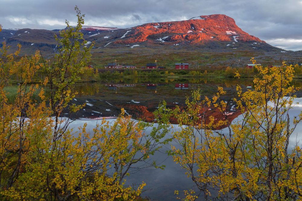 I böckerna om Rebecka Martinsson följer vi den roliga polisduon Anna-Maria och Sven-Erik i underbart vackra Kiruna.