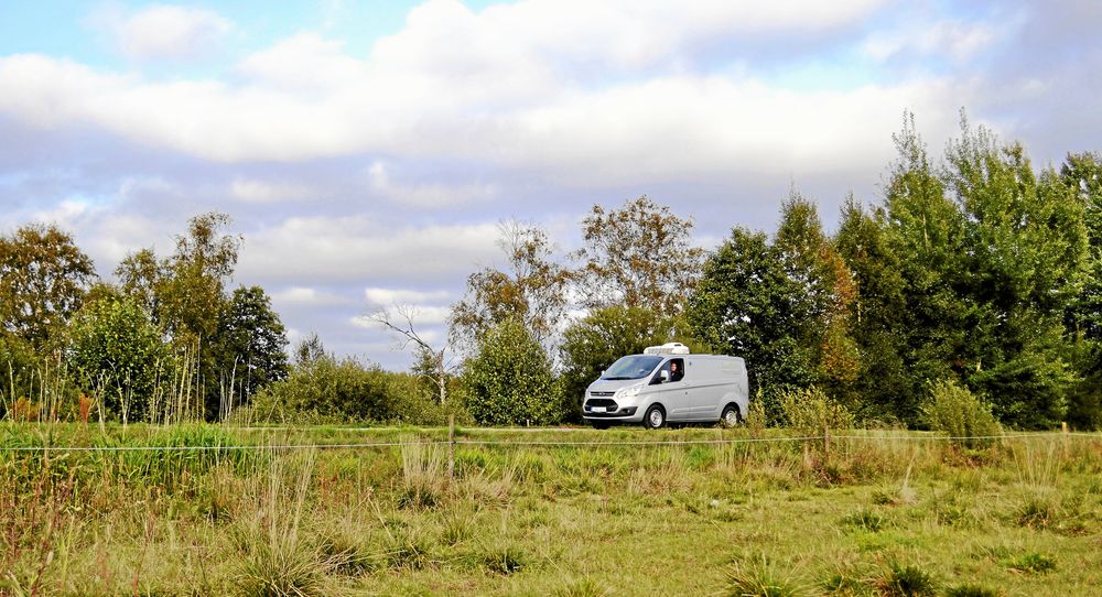 Kylbilen är en förutsättning när Emmelie Kihlberg kör sina rundor till Holsljunga och Nittorp, Sexdrega och Länghem, Månstad, Östra Frölunda, Överlida och Kalv.
