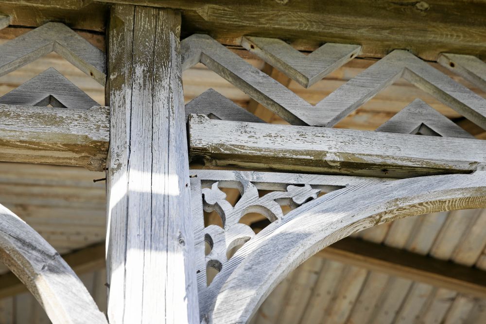 Snickarglädje i form av sirliga tulpaner och sicksackmönster på den pampiga förstubron. Den typen av snickarglädje tar många timmar att få till.