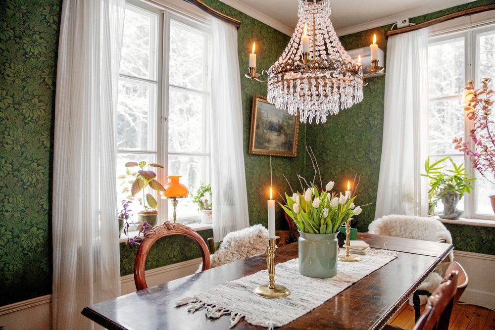 I matsalen är det 1800-talsstil på matsalsmöblerna och kristallkronan.