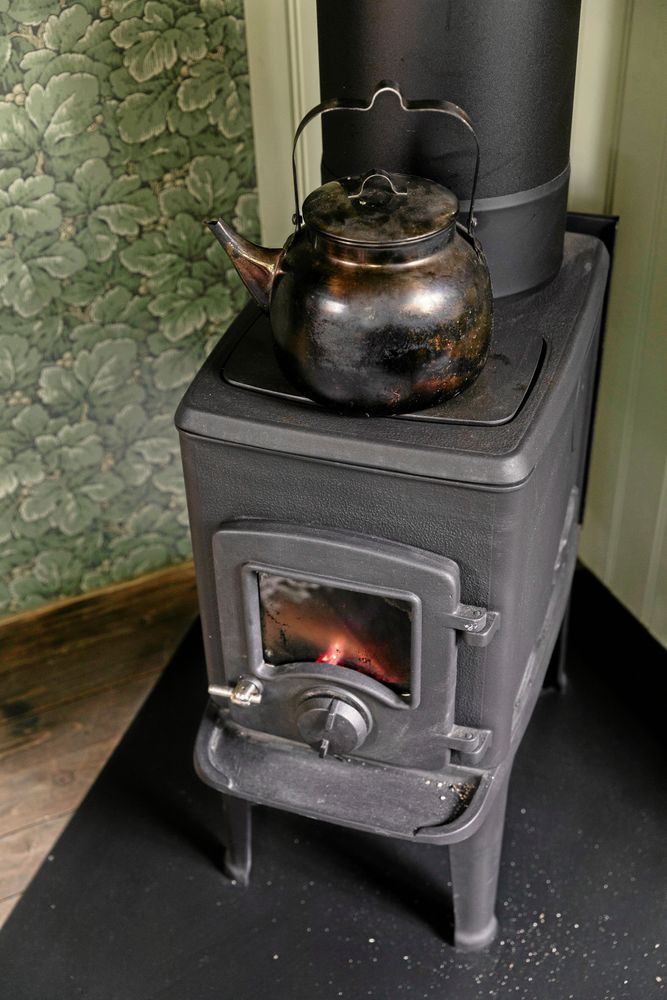 Matlagningsmöjligheter och ljus kommer på köpet när Paula eldar för värme. Heta dagar är det utomhusmatlagning som gäller – eller rawfood.