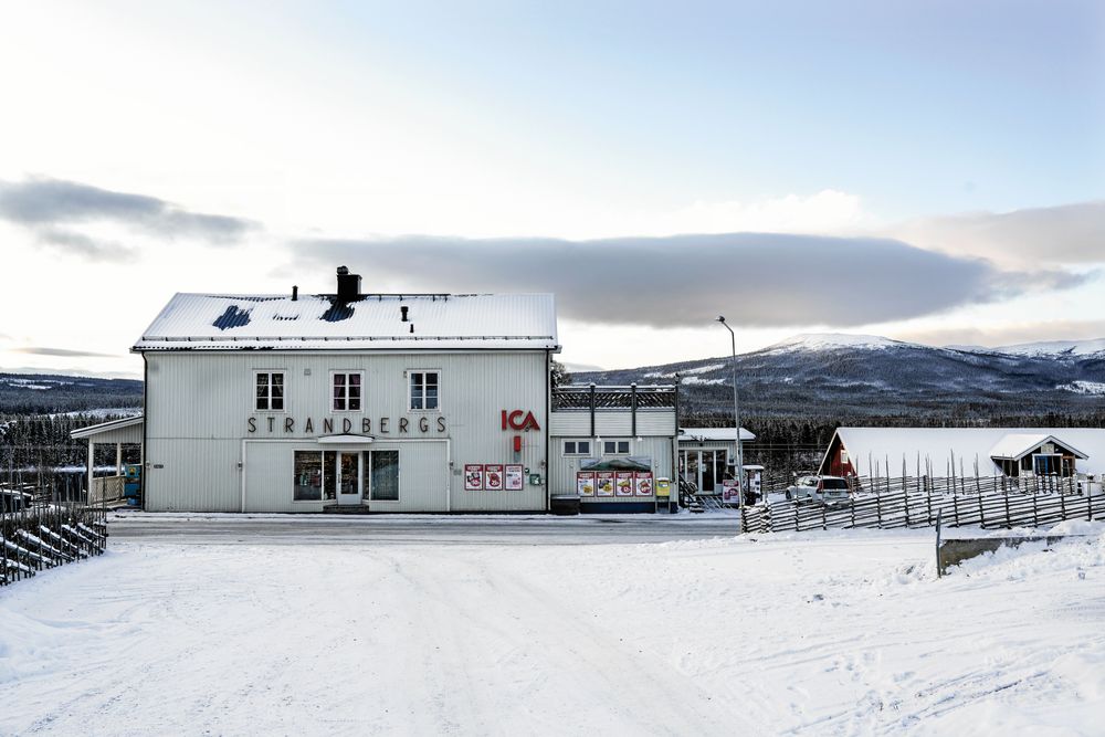 Majas skafferi håller till i samma lokaler som den lokala Ica-butiken.