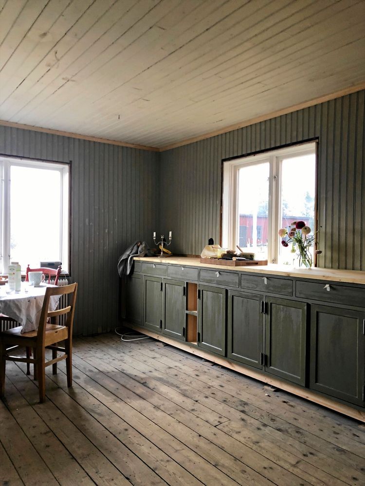 Köksskåpen byggdes på plats av en lokal snickare och Brita målade dem med linoljefärg i nyansen 'grönjord 60 procent'.