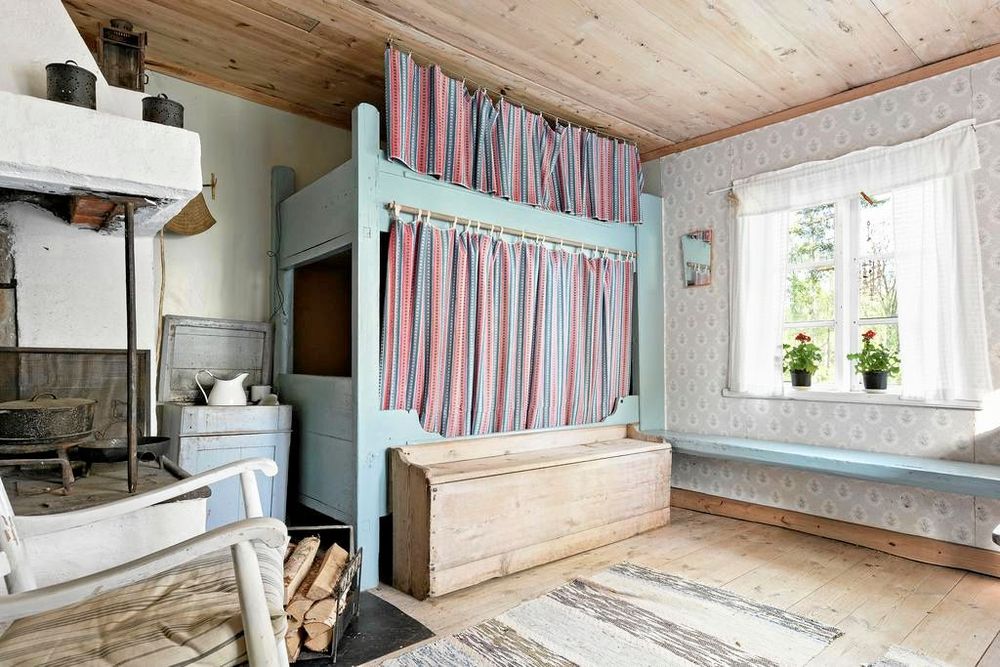 I storstugan finns en platsbyggd våningssäng.