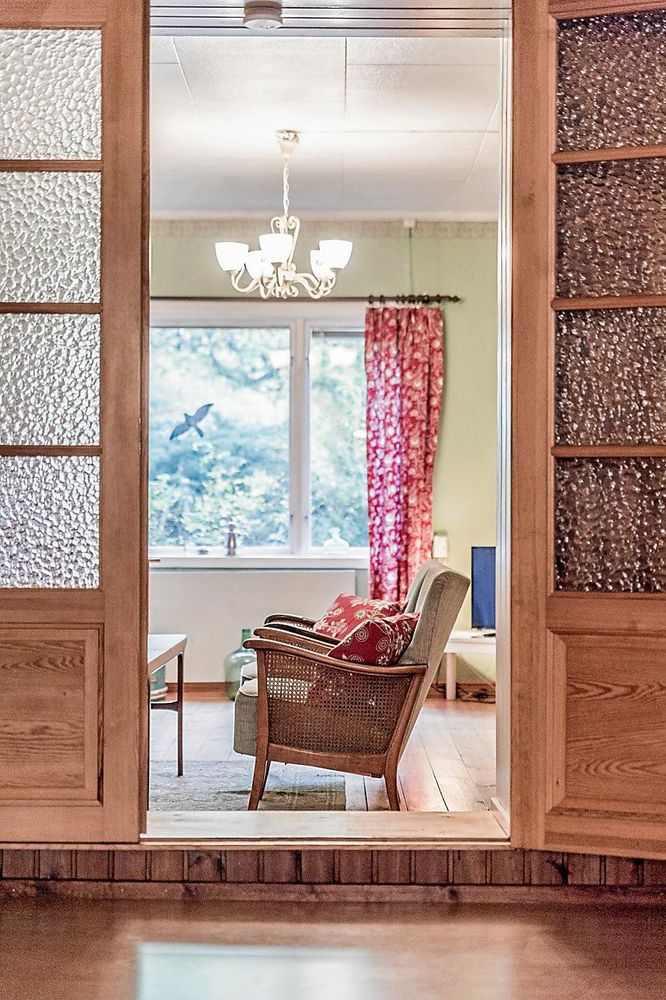 Dörren leder in till vardagsrummet bakom matsalen.